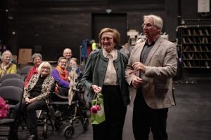 Rosina Fenzl wird für 50 Jahre Mitgliedschaft geehrt.